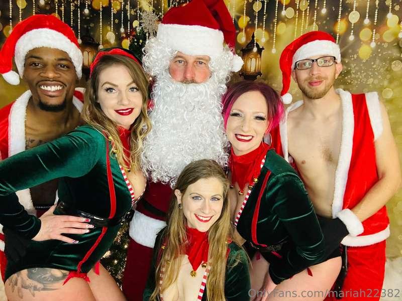 Merry Christmas and Happy Holidays from the OnlyFamily 🎄🦌🎁☃️..