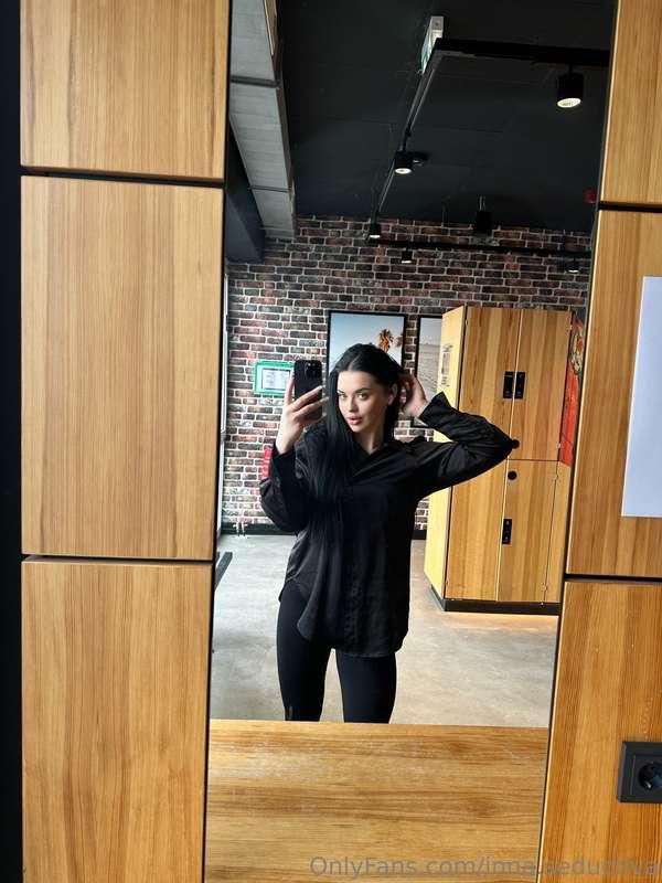 Back in my favorite gym 💫

Making my🍑 very juicy for you.