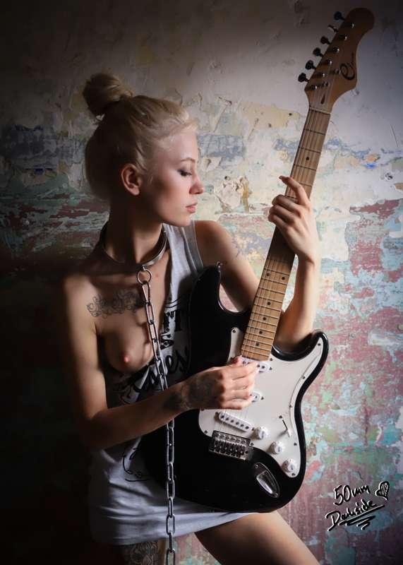 Mia Shy...Gitarre und Nippel!😍