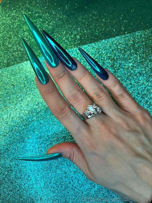 New nails 💚