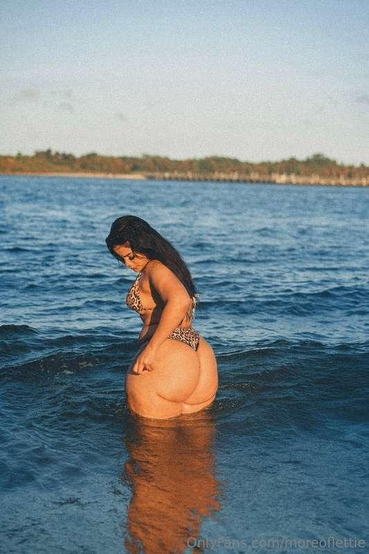 Wanna help me with the sunscreen? 😈