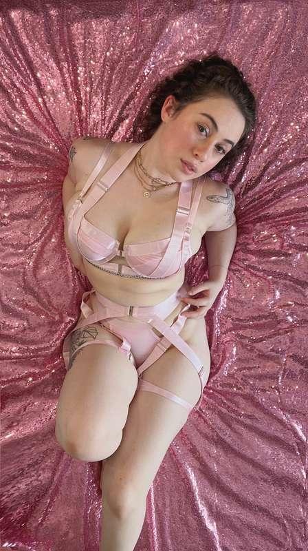 happy valentine's day 🥰 hope to see you guys join my live to..