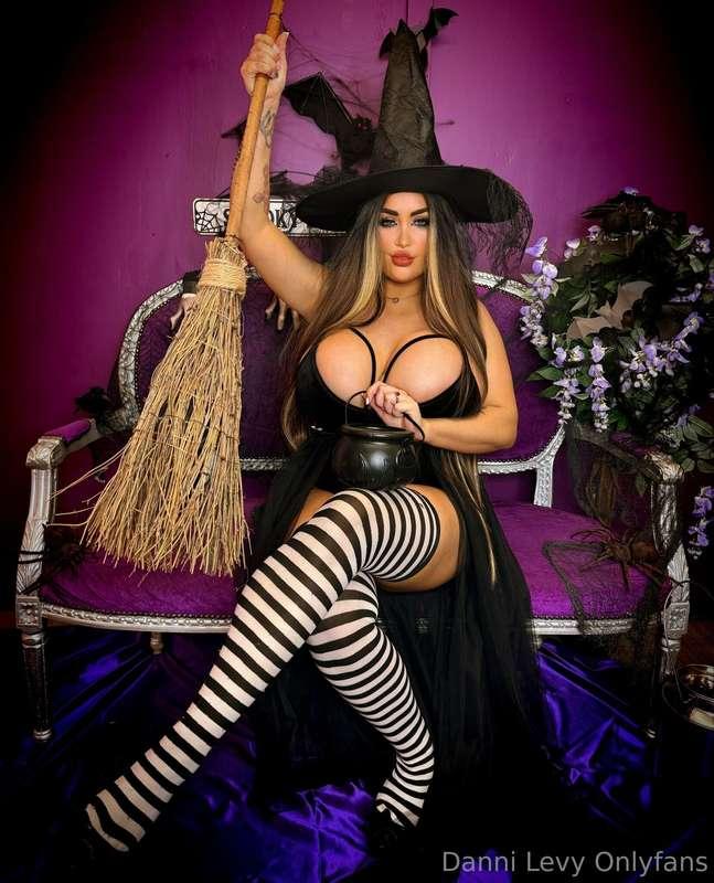 Witchy tits🖤