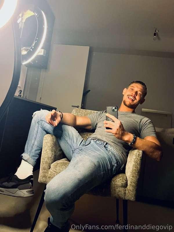 Swipe right to take off my pants and shoes 😏