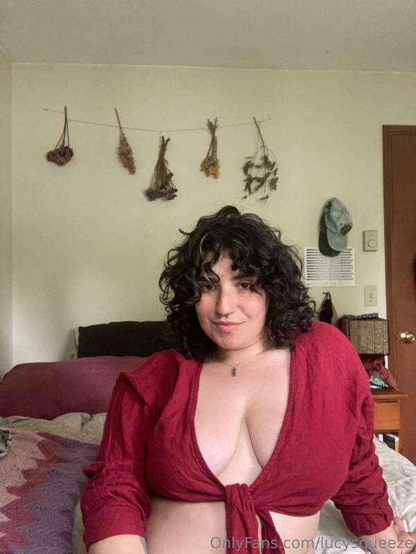 Swipe for my big cheesy grin and titties 🥰
