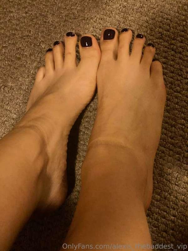 Lick my beautiful feet 🦶🏻