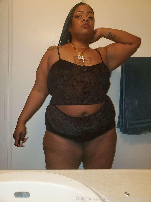 Something about this bbw keeps you intrigued . Fupa and all...