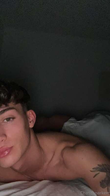 I’m so horny right now 😫😫 who want to help me cum 😈😛