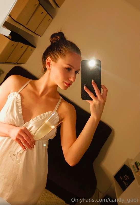 Champagne for everyone💕I continue to greet the morning beaut..