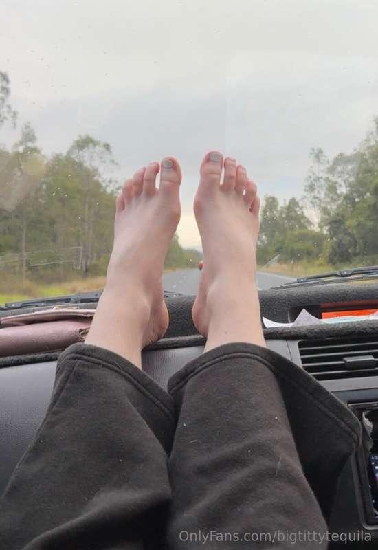 Toes on an adventure 😏