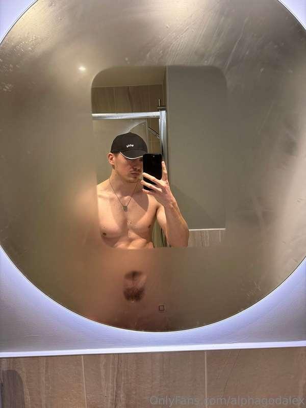 What a conveniently placed clear part of the mirror 🪞😏