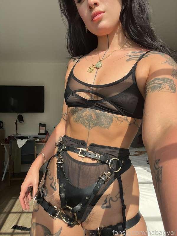 My MVP and VIP tiers are on sale! Don’t miss out on the opportunity to upgrade your sub ✨ spend the month with me since I'm stocking up the feed 😘🫶 

#femdom #findom #ass #slimthick #feet #hairy #bush #tattoos 