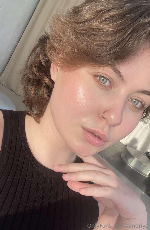 Hi 🌞 Against the gentle rays of the sun, I have the most gen..