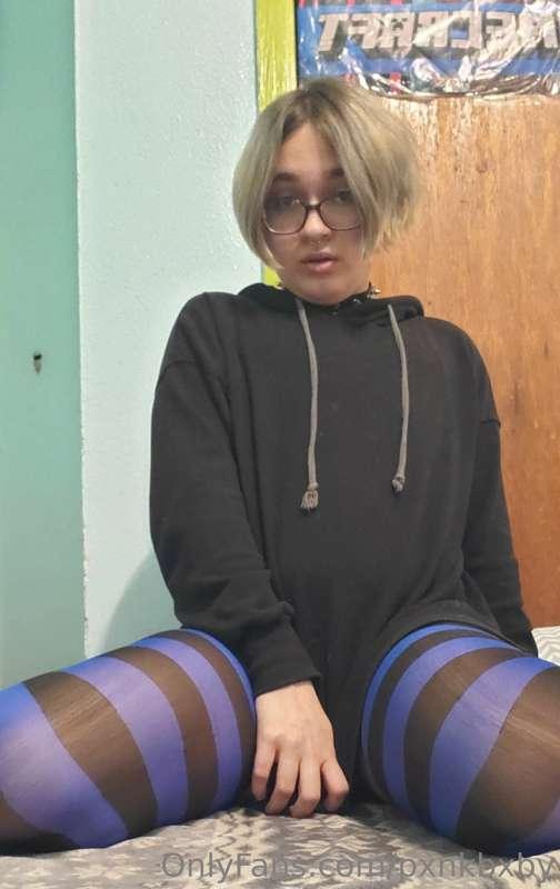 3/3! lots of shots of my cute thighs n holes