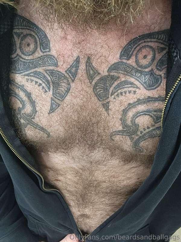 Who's down to cuddle up on daddy's chest? 

Gn 😴
