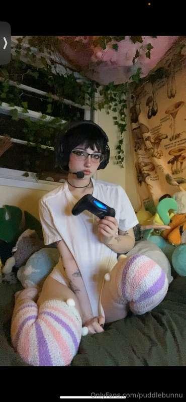 Eepy gamer girllll (this is how I play overwatch)