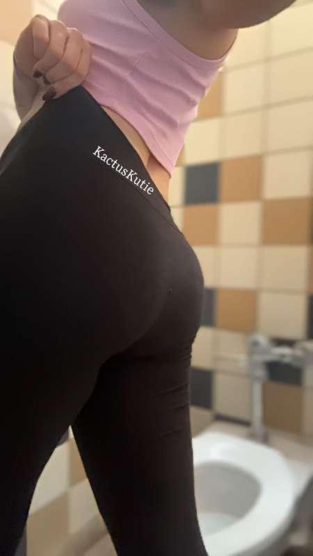 wanna see this juicy ass on a toilet?! 🚽 

#pee #piss #pipi #toilet #toiletfetish #bathroom #girlpee #bladder #bigbutt #booty #holding