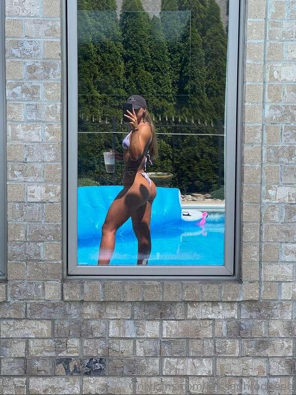 Beach, boobies & bum 🍑
