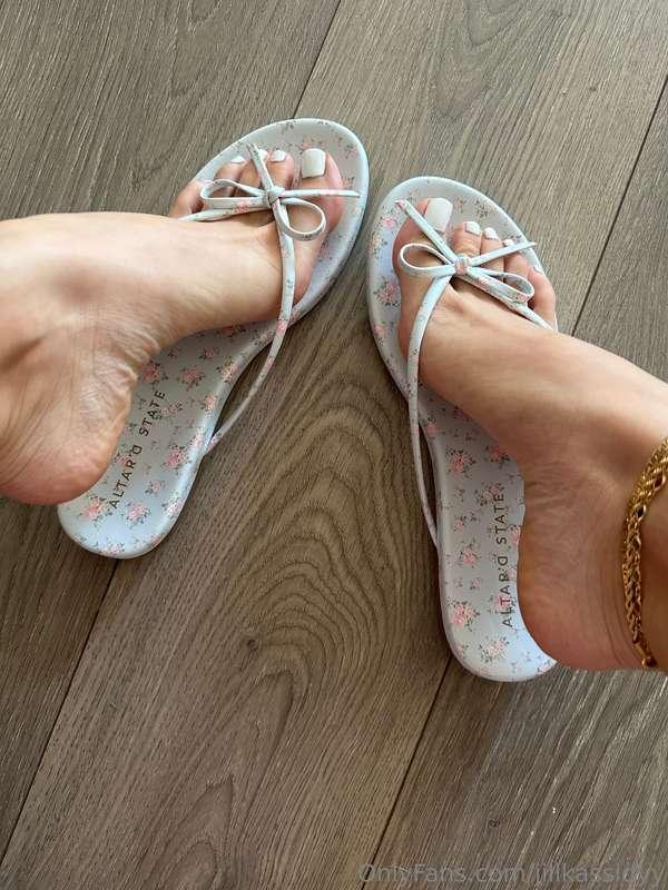 Cutest flip flops ever💘 good morning babe!