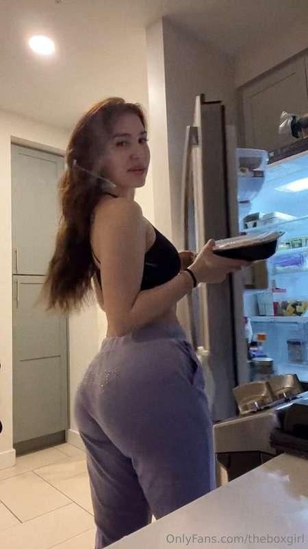 mood: feeding you and teasing you 🍑🍽️