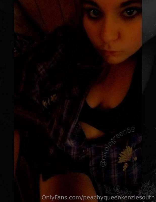 Hot, horny & online 😈😈And waiting for you 😘😘Lets see the mag..