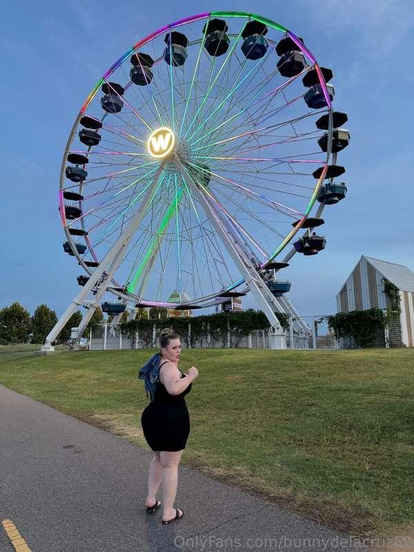 Follow me for some finger fucking fun on the ferris wheel!!