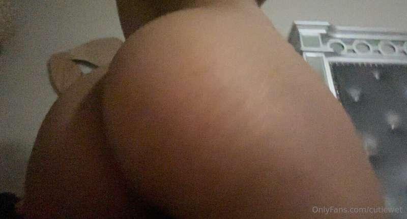 shaking ass , walking showing booty 🍑