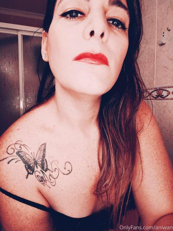Aquí os dejo una ducha muuuuy  juguetona 🔥🤤🤤🤤