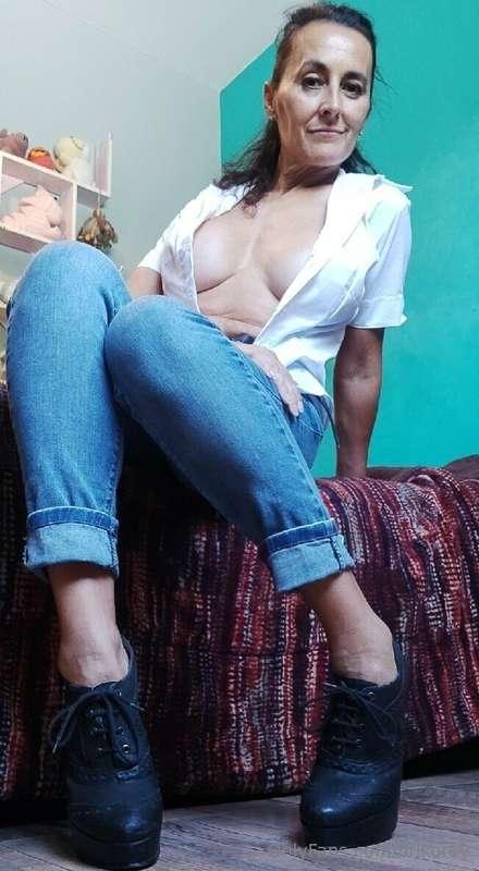 A mature woman in jeans can be so sexy....💙💙