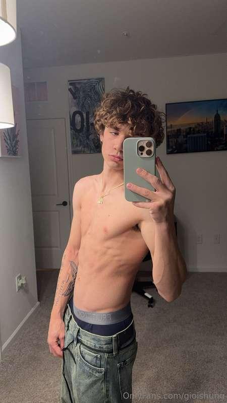 Goodnight babes 🥰 i have 60 messages i have to catch up on t..