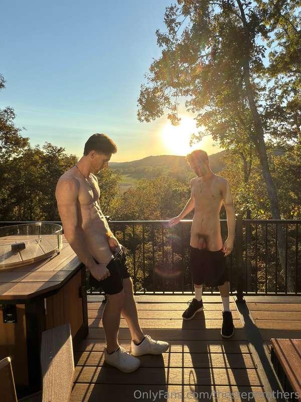 When the view’s almost as good as the company… almost 😈🌅5 pi..
