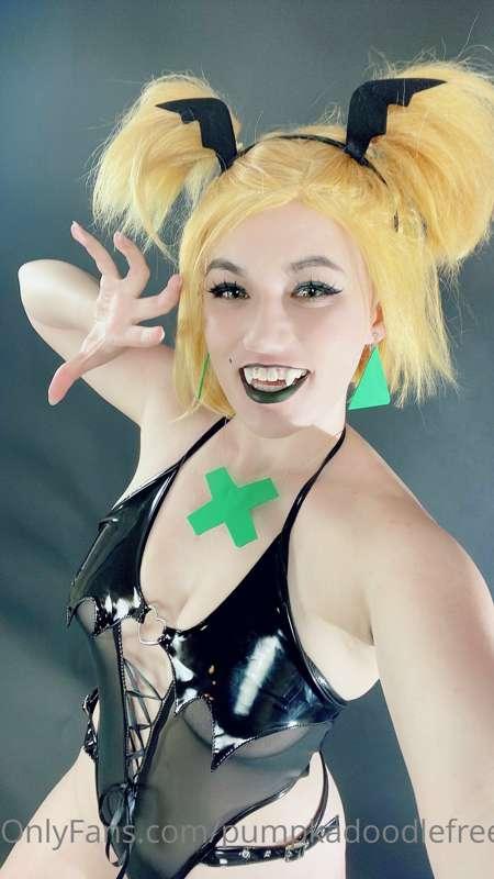 Did a hex girl photoshoot with my friends over spring break!..