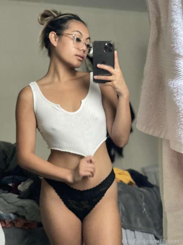 Your favorite college girl getting ready for class 📖🥺