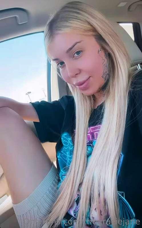 Pulled up barefaced like “he better still say I’m pretty” 🙄📱