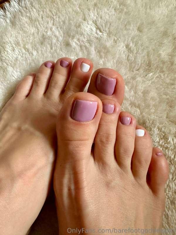 Just perfect pedi with perfect little toes ✨