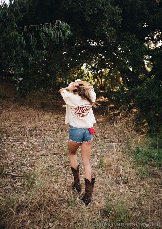 save a horse, ride a cowgirl 🤠