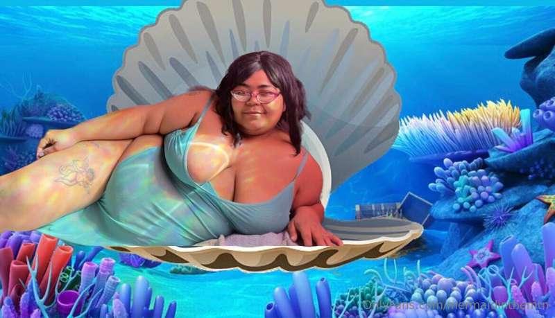 Laying in my clam. Daydreaming 💭