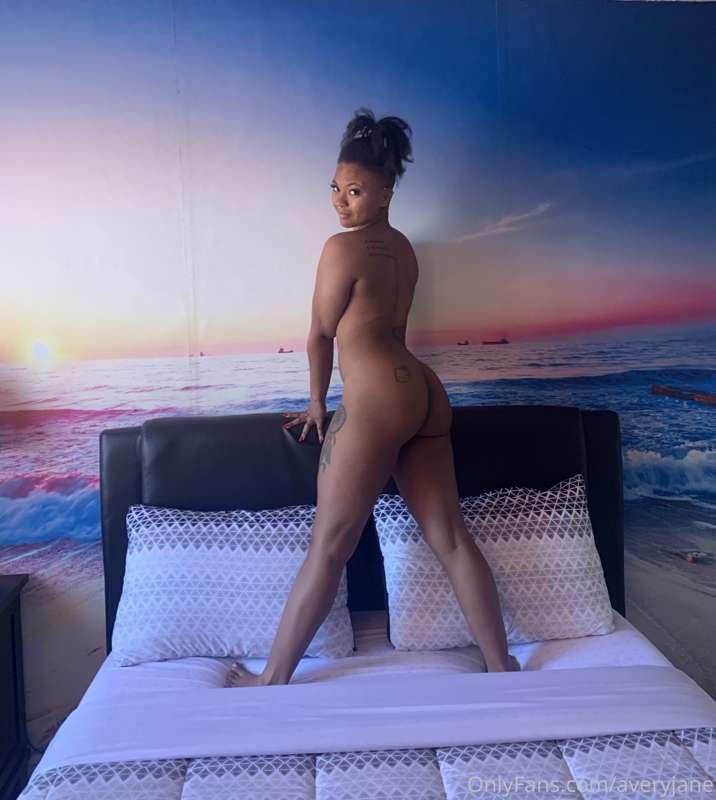 What’s prettier? Me or the wallpaper? 😝