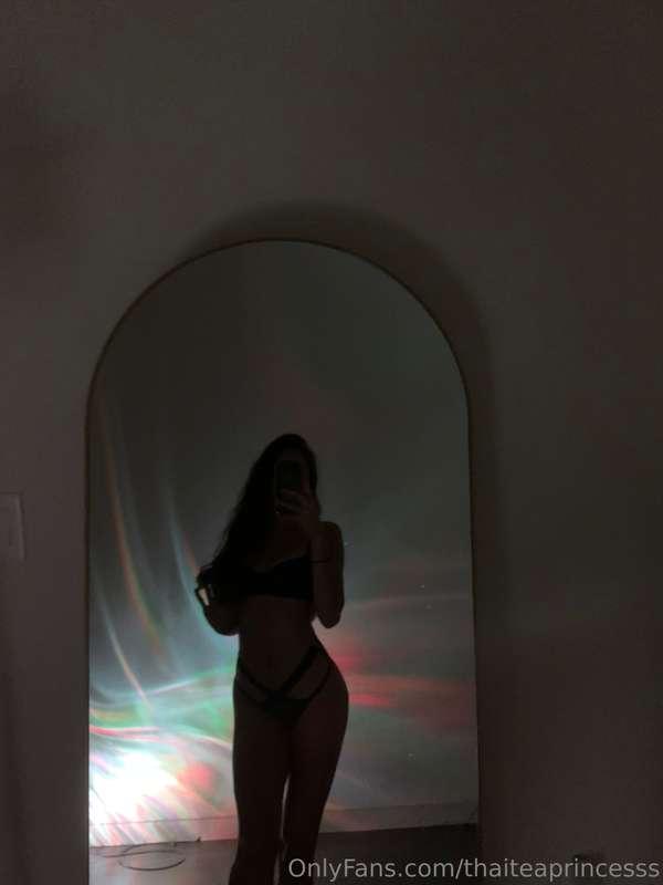 Come say hi and introduce yourself in my DMs 🖤