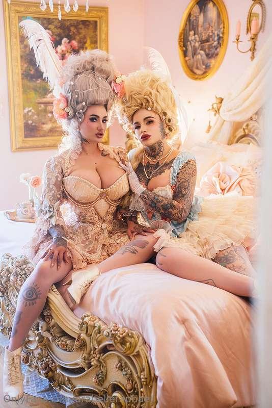 Cake anyone? @leighravenx 