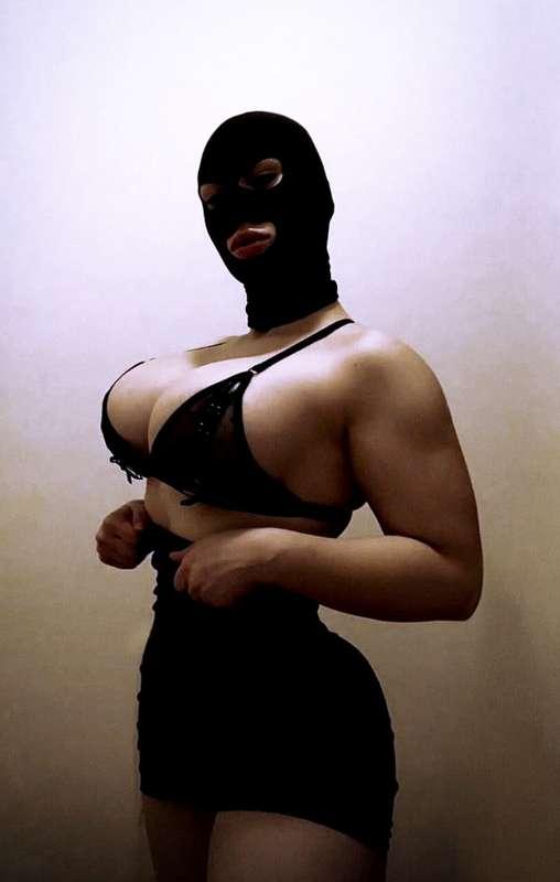 8 minutes MUSCLE THEMED STRIPTEASE VIDEO where I show my mus..