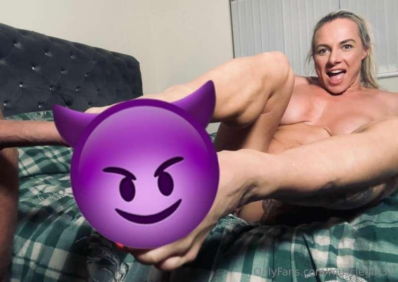 💥 Foot Lovers 💥 
Bulging Biceps wanking his dick so he can s..