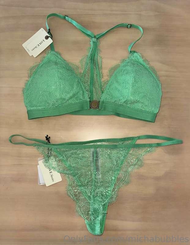 New lingerie 💚
Swipe ———> to see how is looks on me 🔥