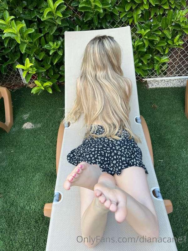 Would you like a reverse footjob ?🥵 🍆💦