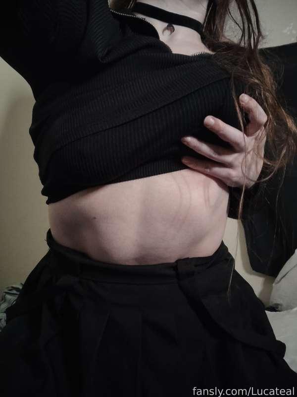 🥰 plenty to hold onto 


#thick #slimthick #ass #booty #thighs #thighhighs #tummy #tits #clothed #grope #choker #solo #fyp #free #sub #egirl #female