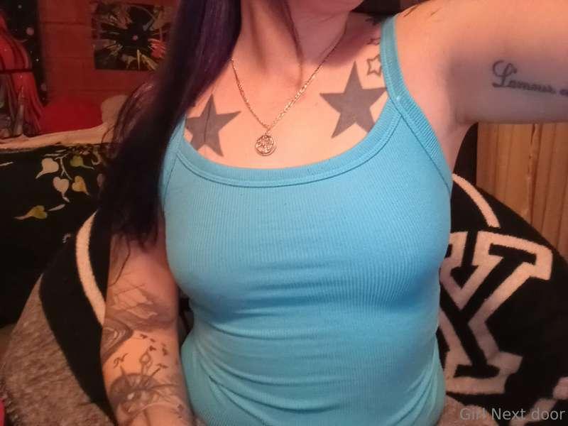 Inbox is open for request kiss 😘