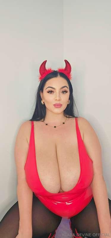 Halloween content from your favourite devil 😈 
1. Halloween ..