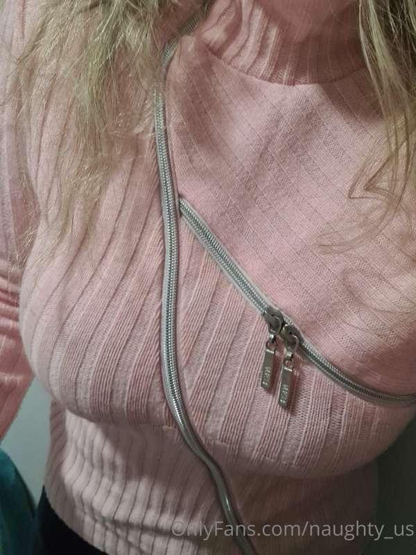 Unzip the zipper 🤤😈 to see plum titties 🤤