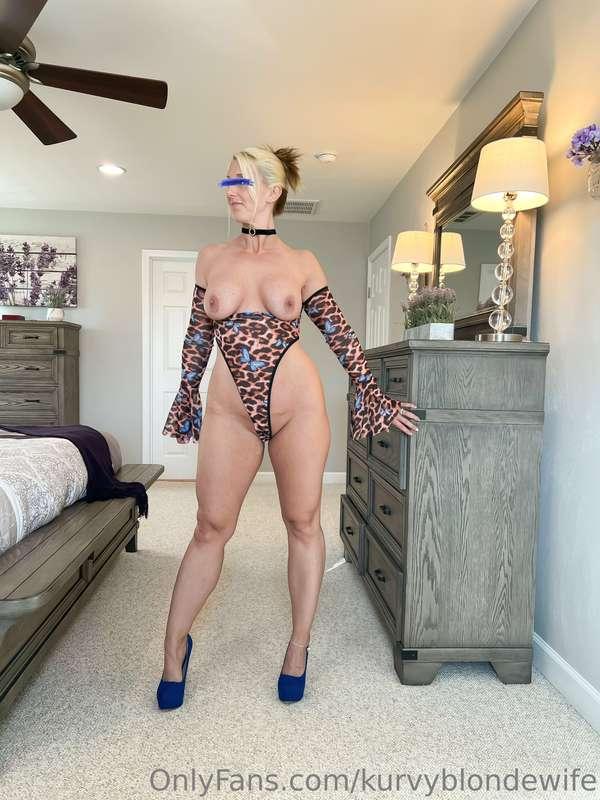 kurvyblondewife image #9