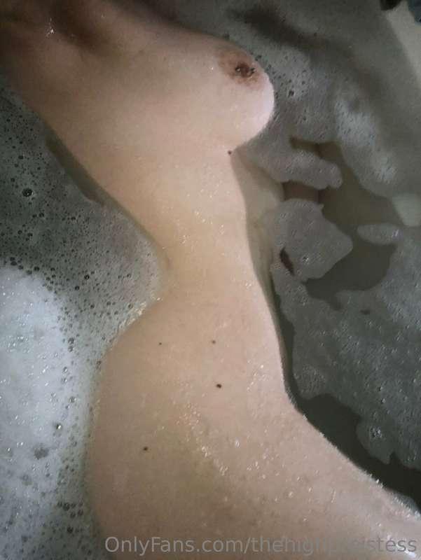 bubble baths are my favourite 🧖‍♀️